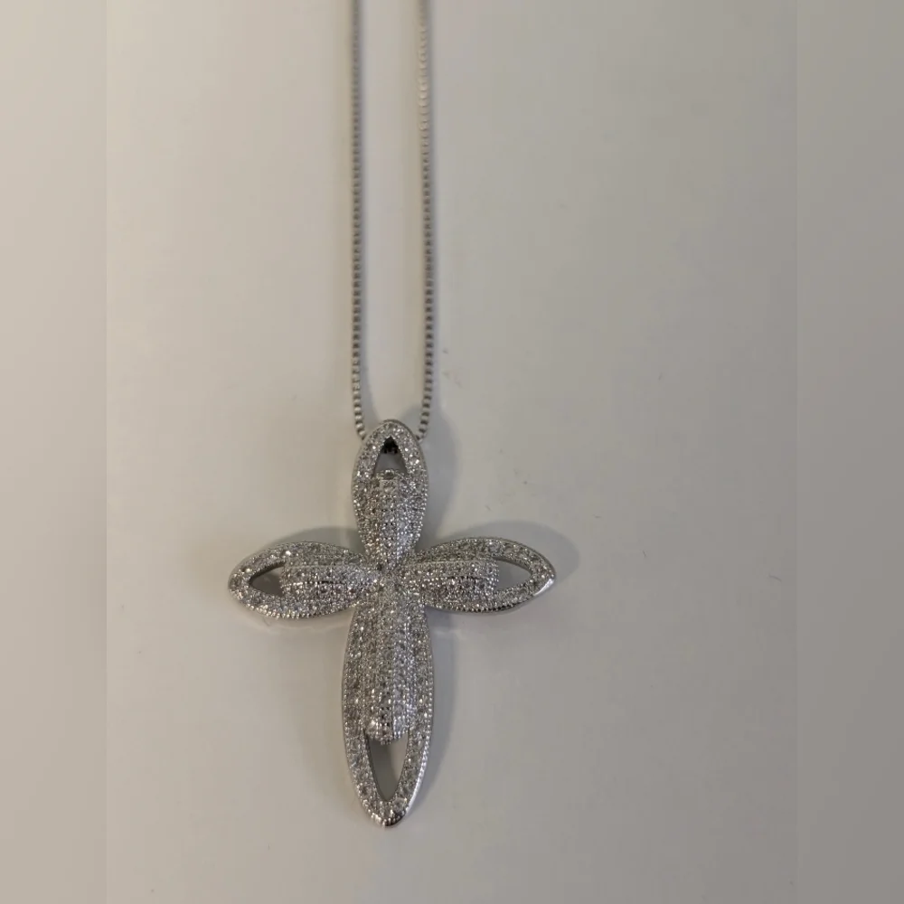 Stunning .925 Sterling Silver Cross Pendant Necklace